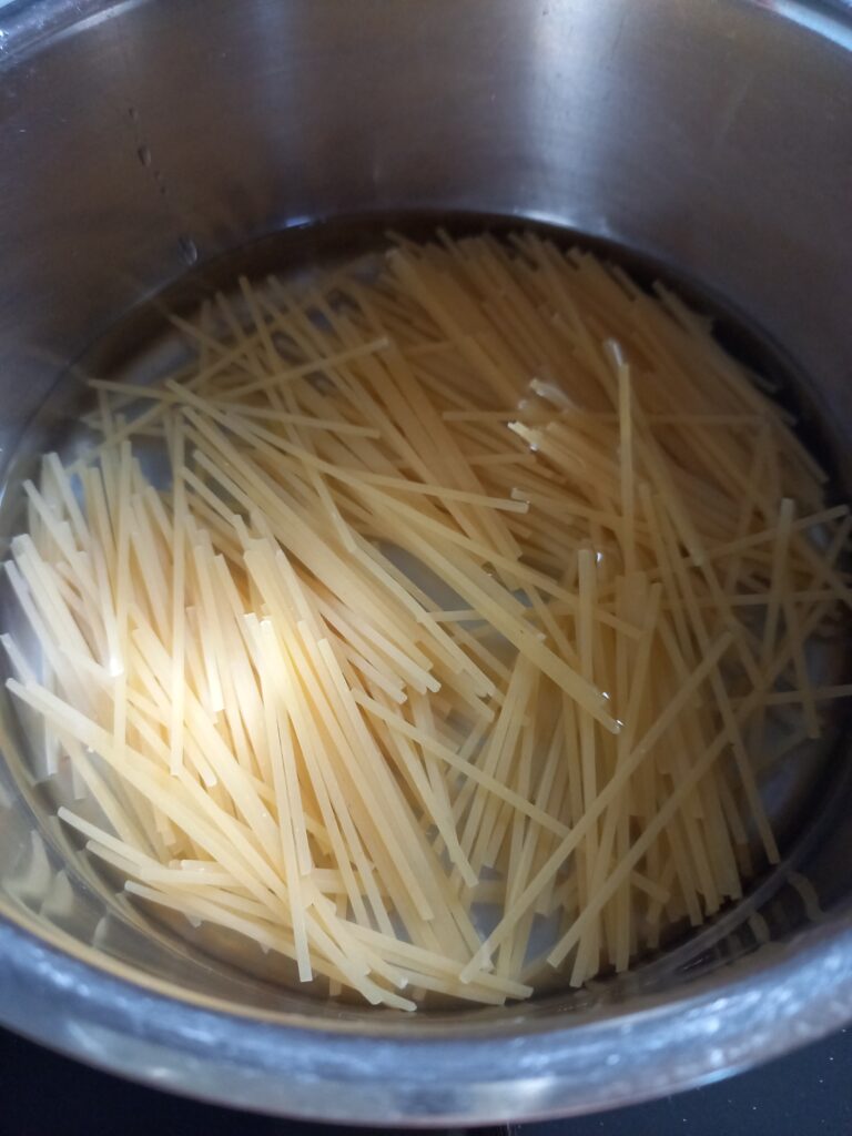 パスタを折って、小さめの鍋での調理工程