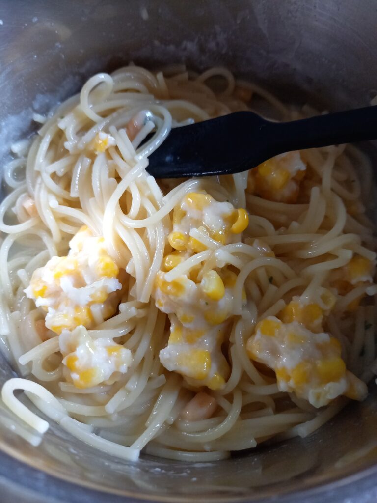 業務スーパーのとうもろこし入りのクリームパスタの完成品
