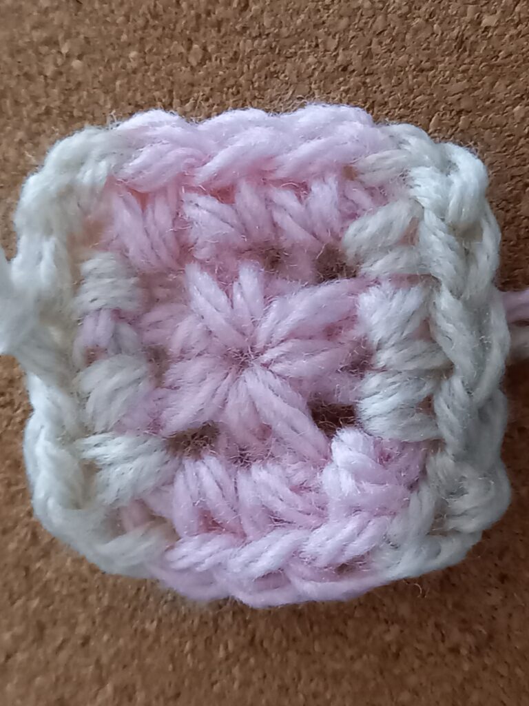 白の毛糸を入れて、リボンを強調する工程