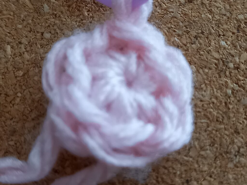 リボンの編み方の工程（最初の円）