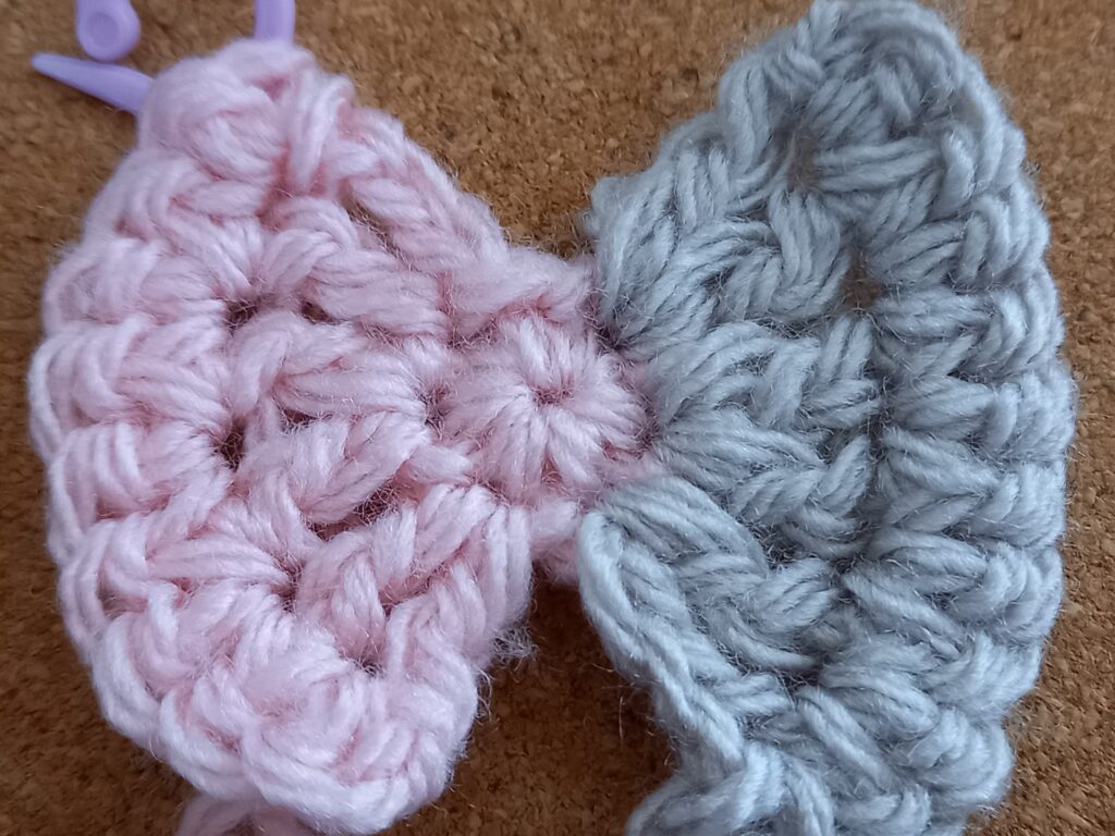 右側のリボンの編み方の工程