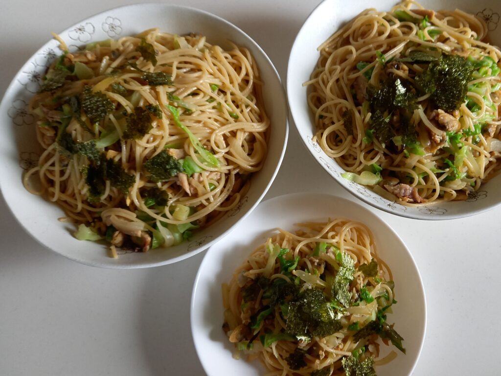 大鍋で作ったパスタの盛り付け