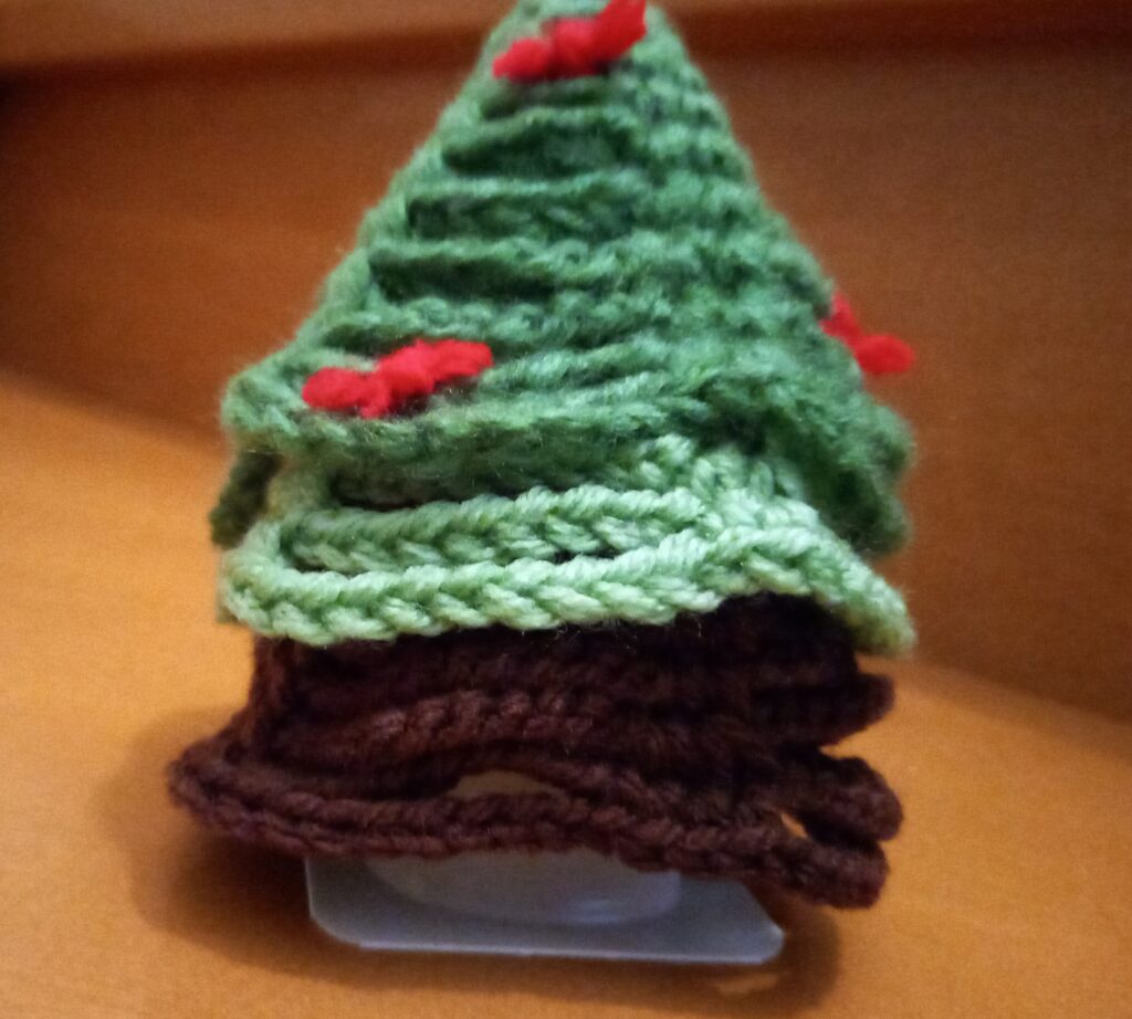 ヨーグルトの容器にデイスプレイしたツリー