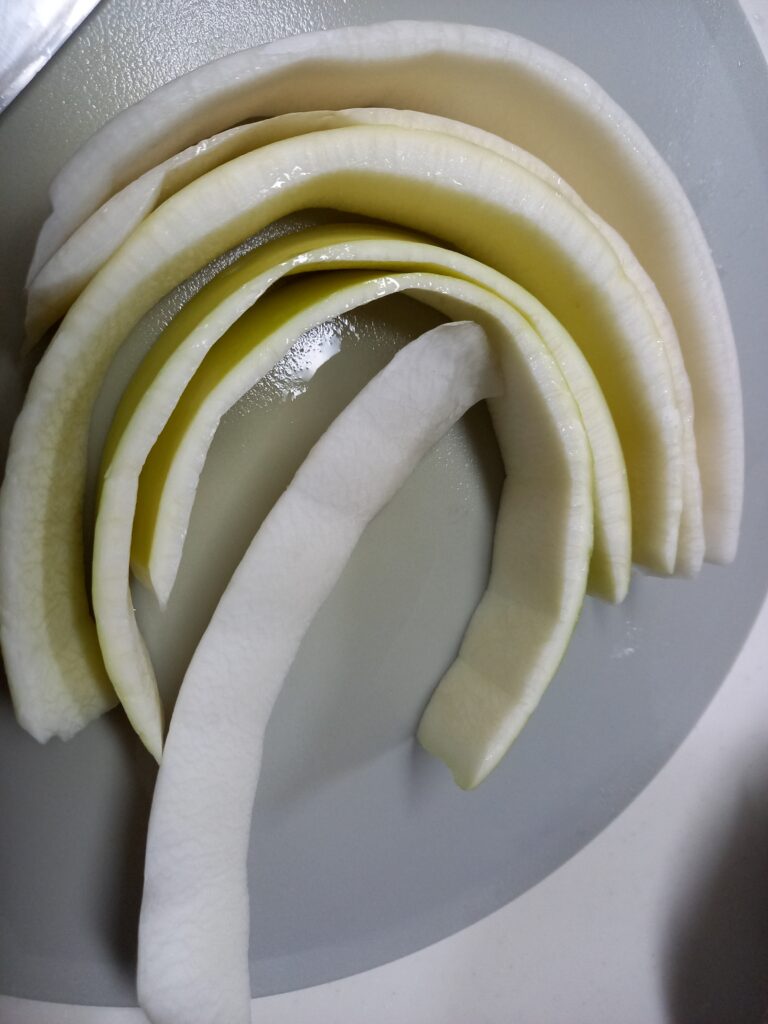 ぬか漬けように大根の皮を厚めに切った様子