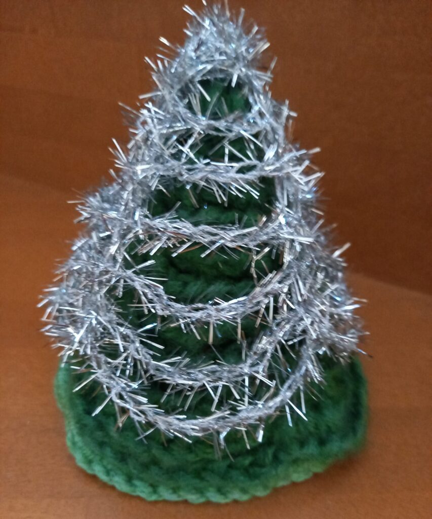 雪のオーナメントを被ったツリーの完成品