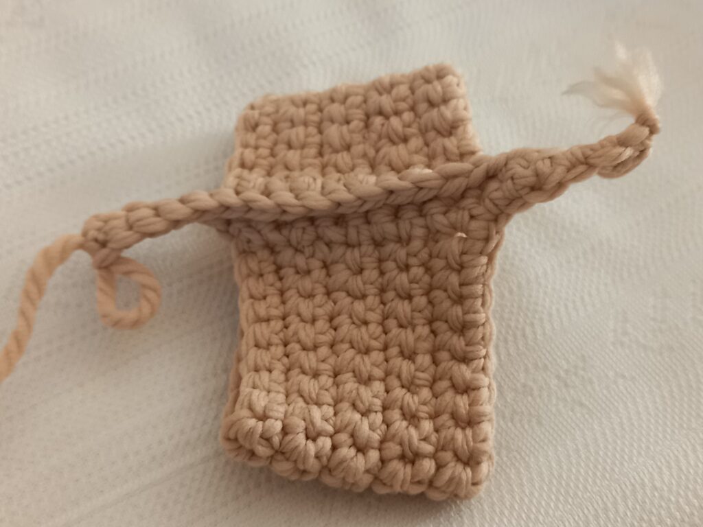 手編みのマスコット（工程）