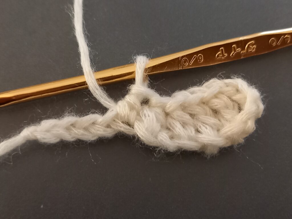 手編みのマスコット（工程）