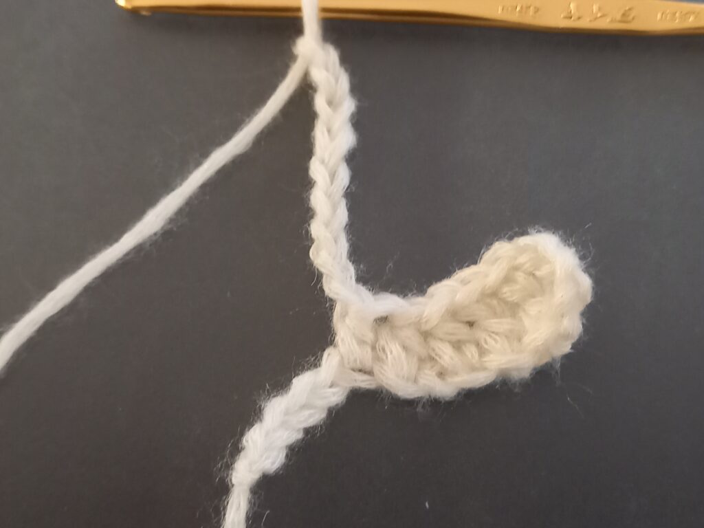 手編みのマスコット（工程）